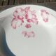Un grand plat de service creux en demi-porcelaine Saint Amand modèle edmont