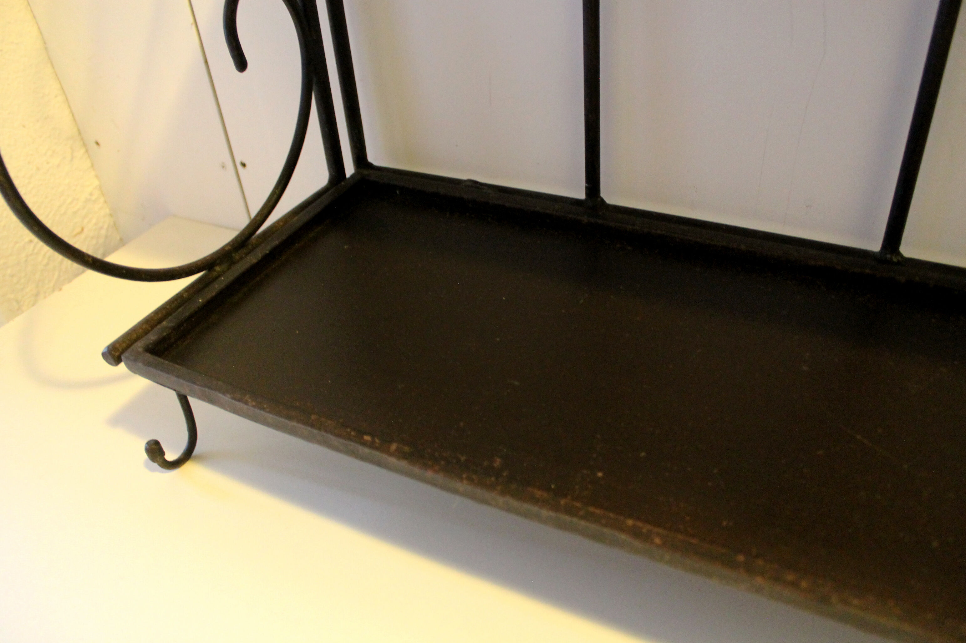 Wall-mounted or table-mounted wrought iron shelf