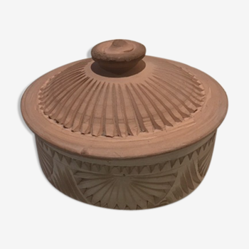 Chiseled terracotta box