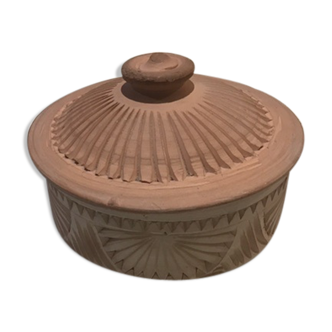 Chiseled terracotta box