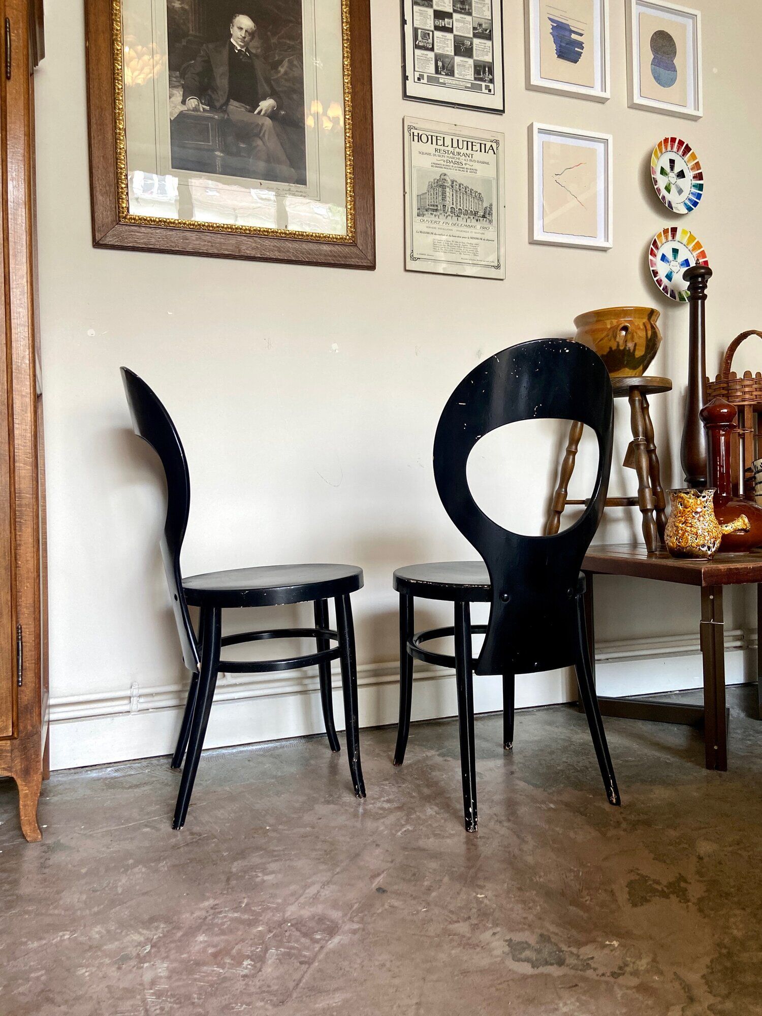 2 chaises "Mouette" par Baumann en bois noir