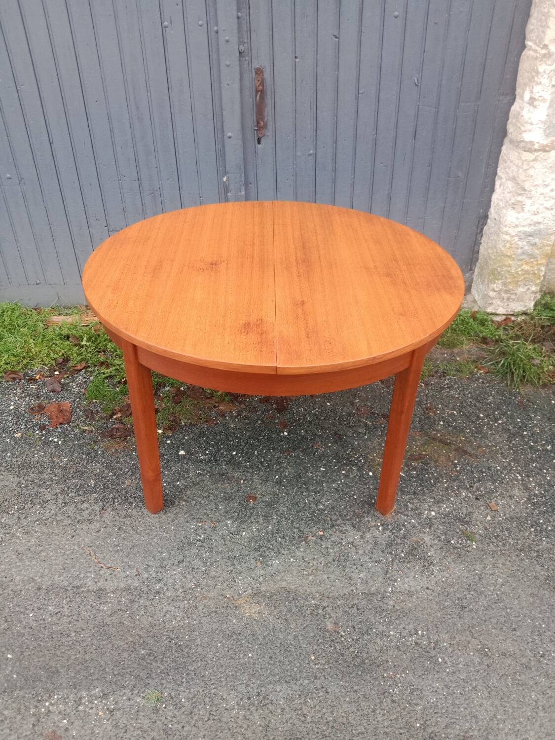 Extendable Scandinavian table