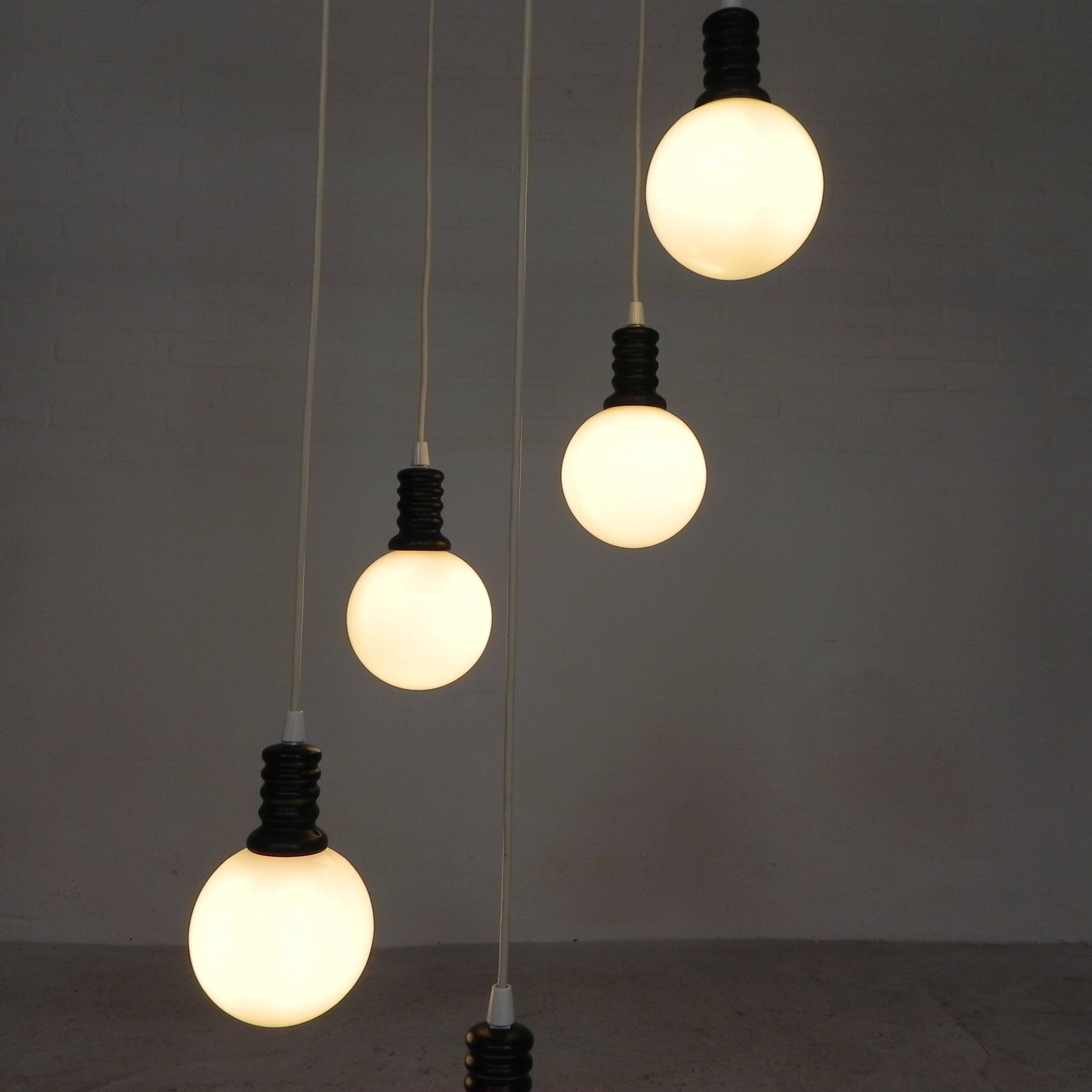 Lampe suspendue Cascade avec 5 boules en verre blanc, années 70