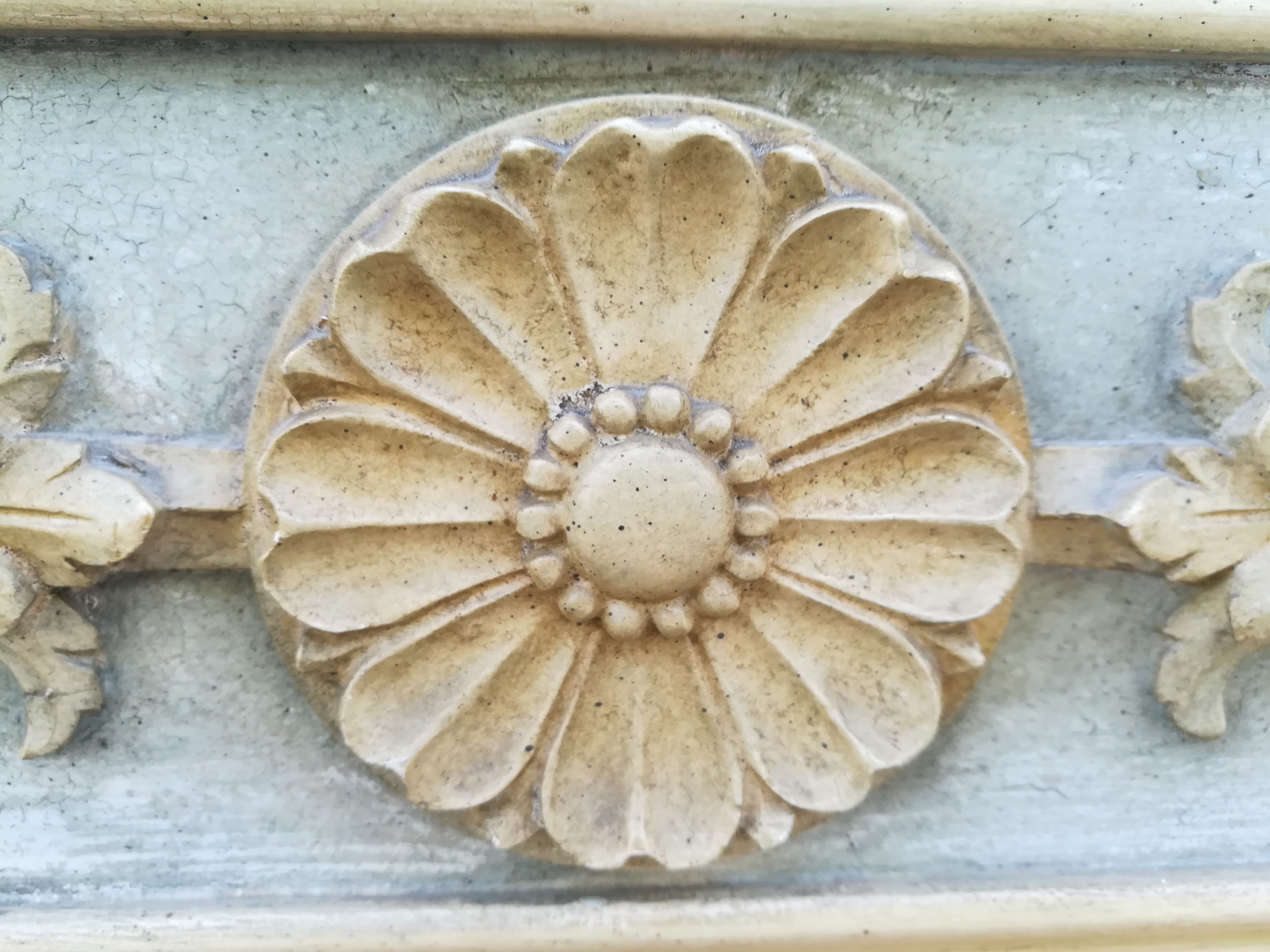 Miroir trumeau style Louis XVI en bois patiné