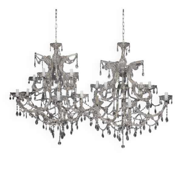 Paire de grands lustres Maria Theresa. Cristal et verre.