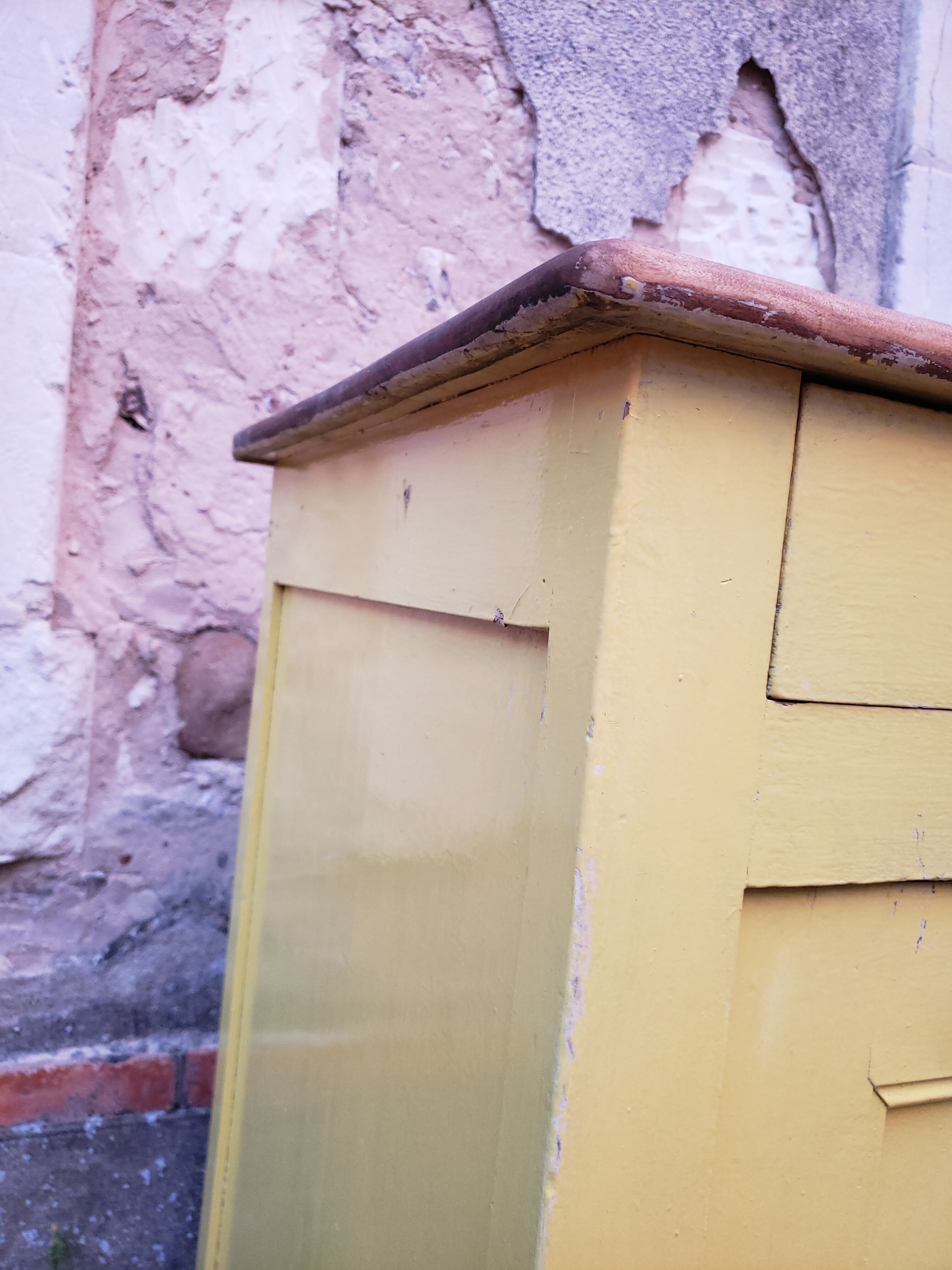 Lemon yellow country buffet