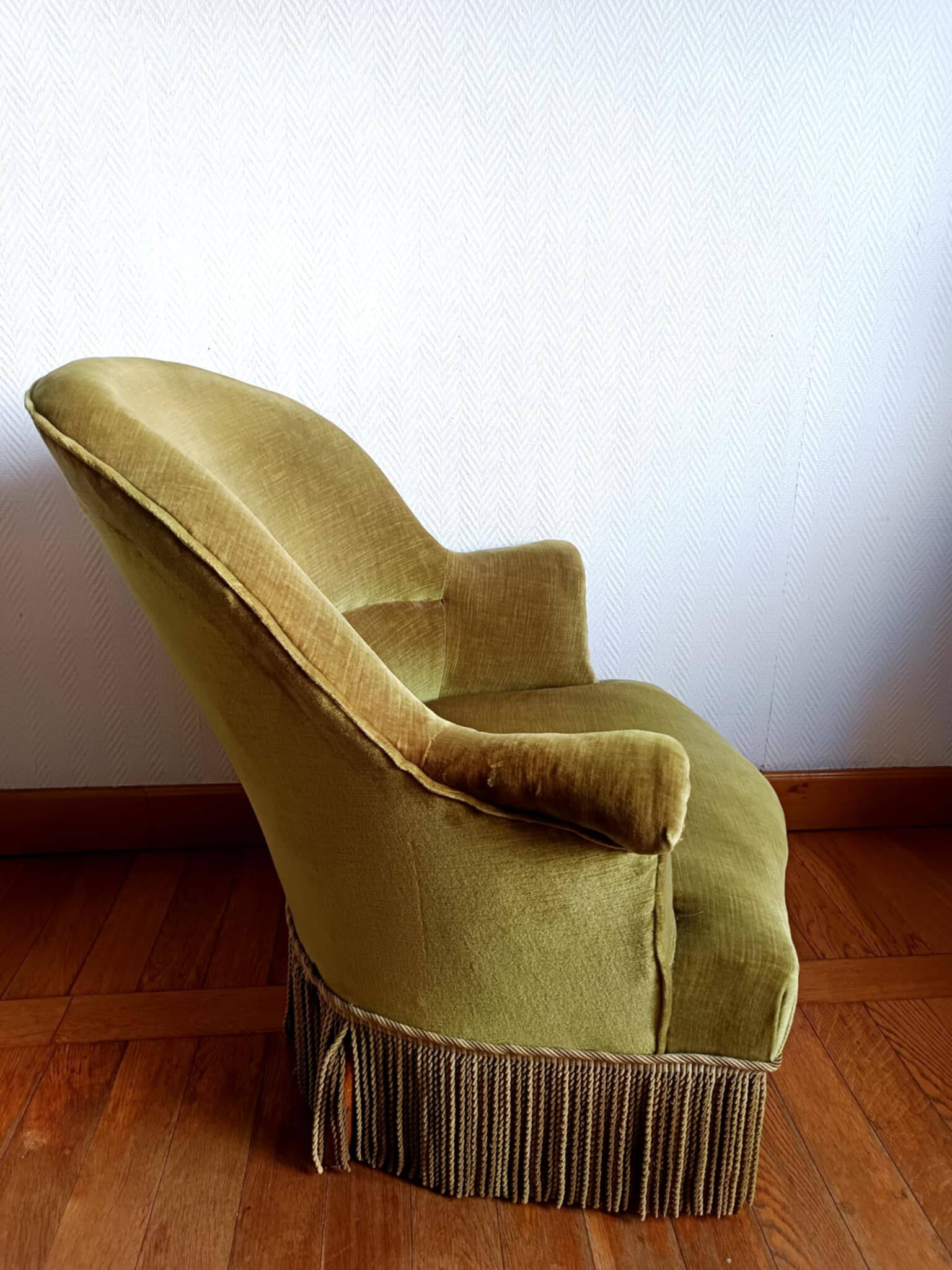 Fauteuil crapaud en velours vert art déco