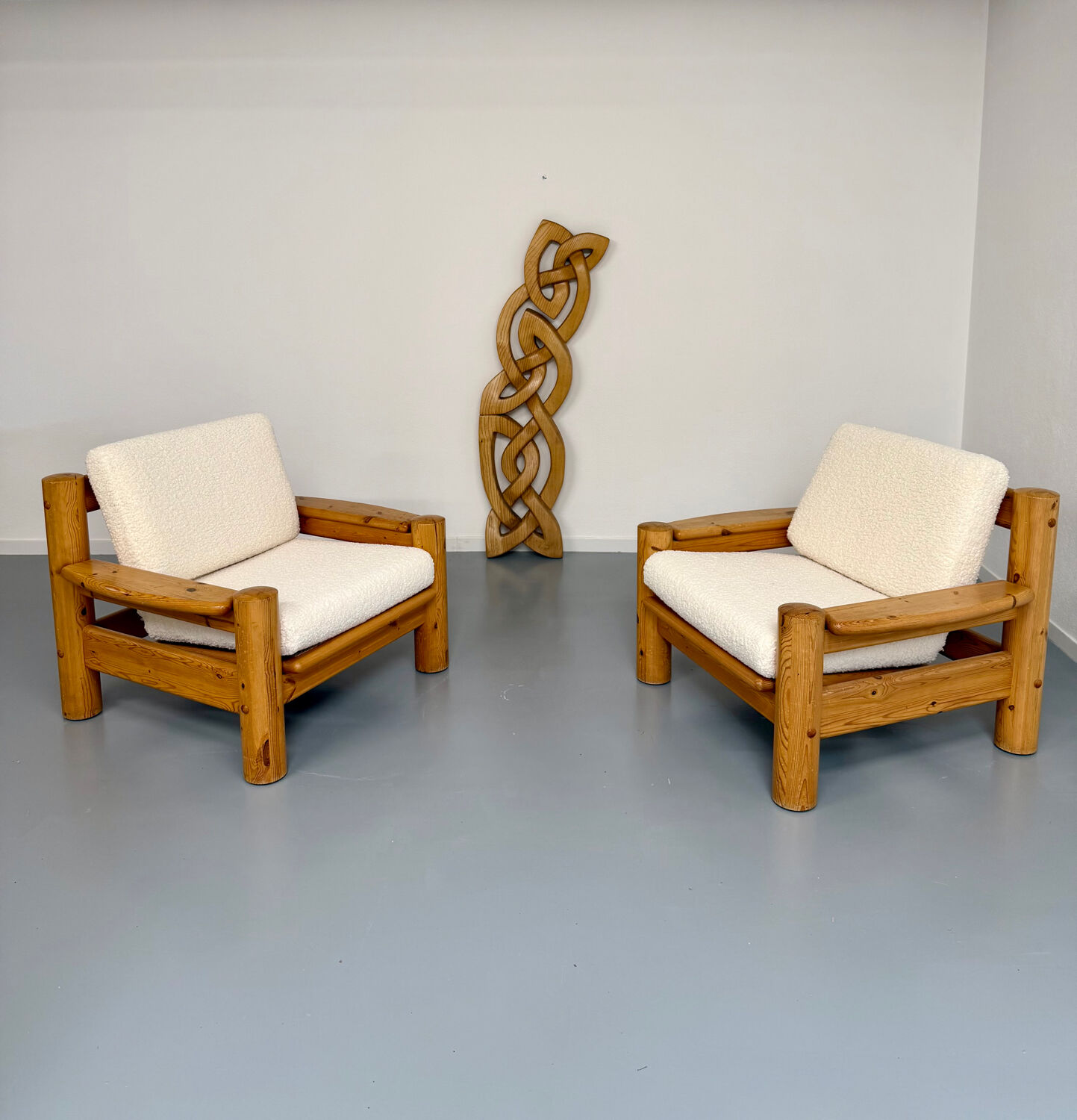 Set of 2 armchairs in solid pine with boucle fabric, 1970s Scandinavian design.