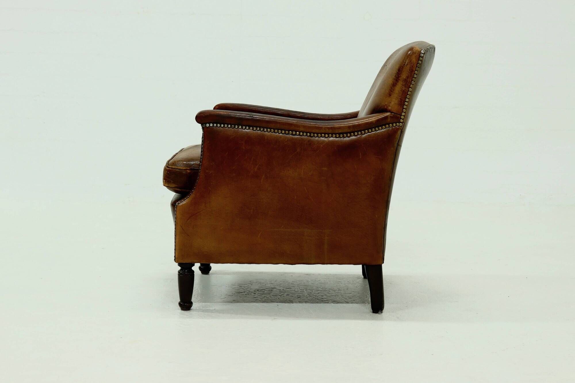 Fauteuil en cuir de mouton patiné années 1950