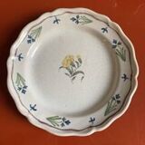 Late 18th century earthenware plate with dandelion decoration