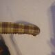 Lot de 4 cintres vintage 70's 
bois recouvert de tissu plastique 
2 motif tartan carreaux écossais beige camel marron 
vintage