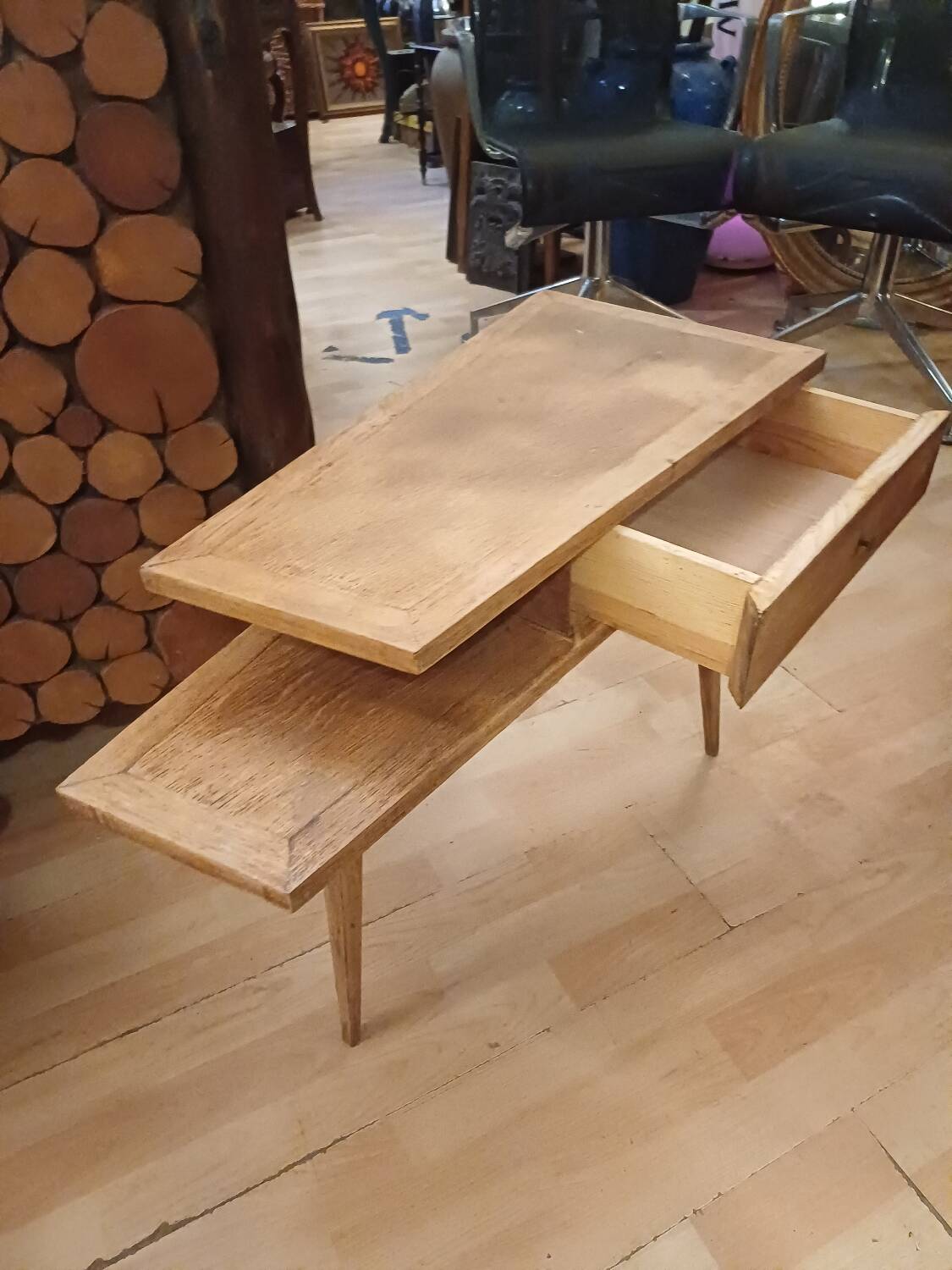Petit meuble en bois tripode, design 1950