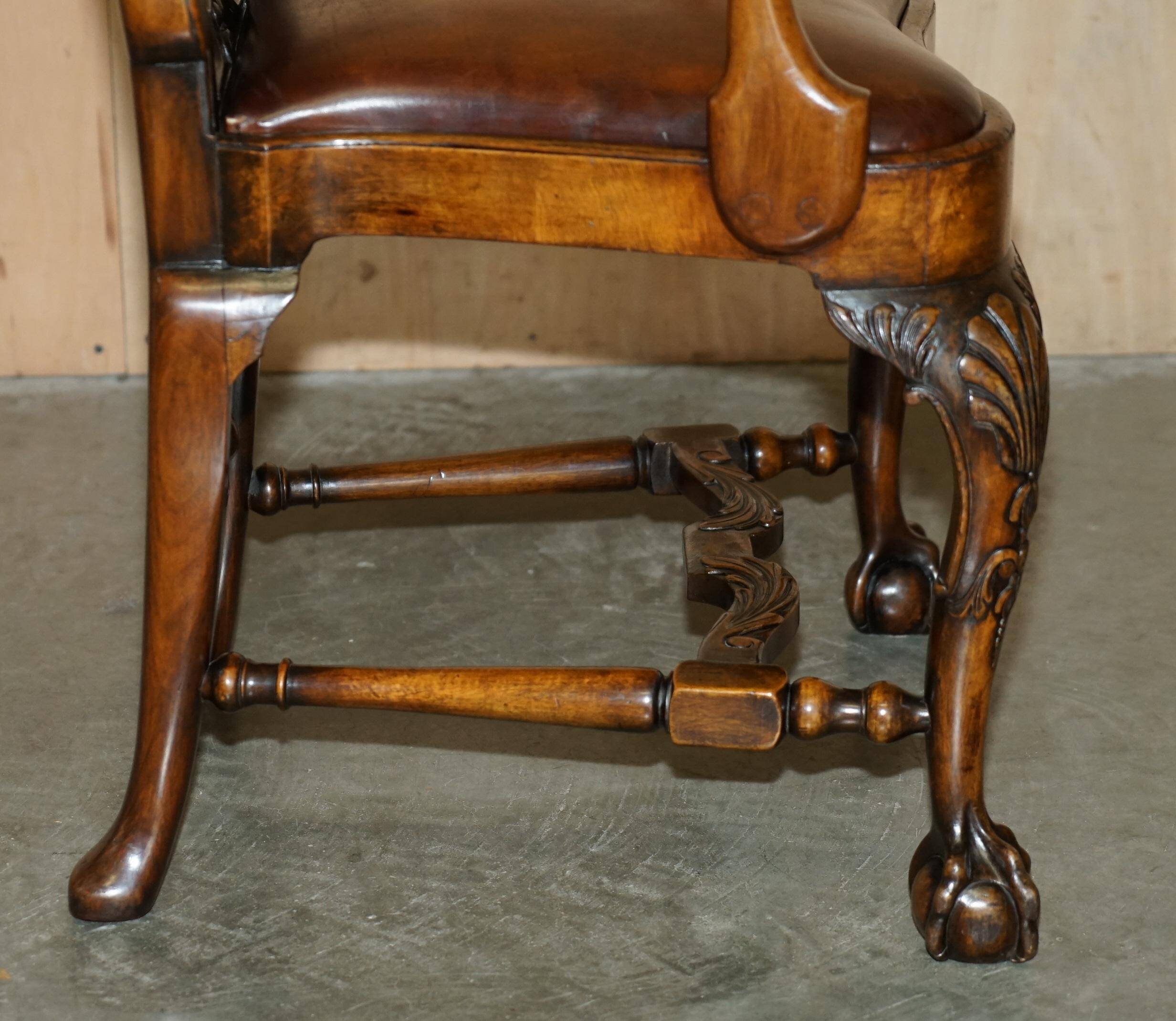 Fauteuil Bergère Antique Thomas Chippendale sculpté Claw & Ball cuir