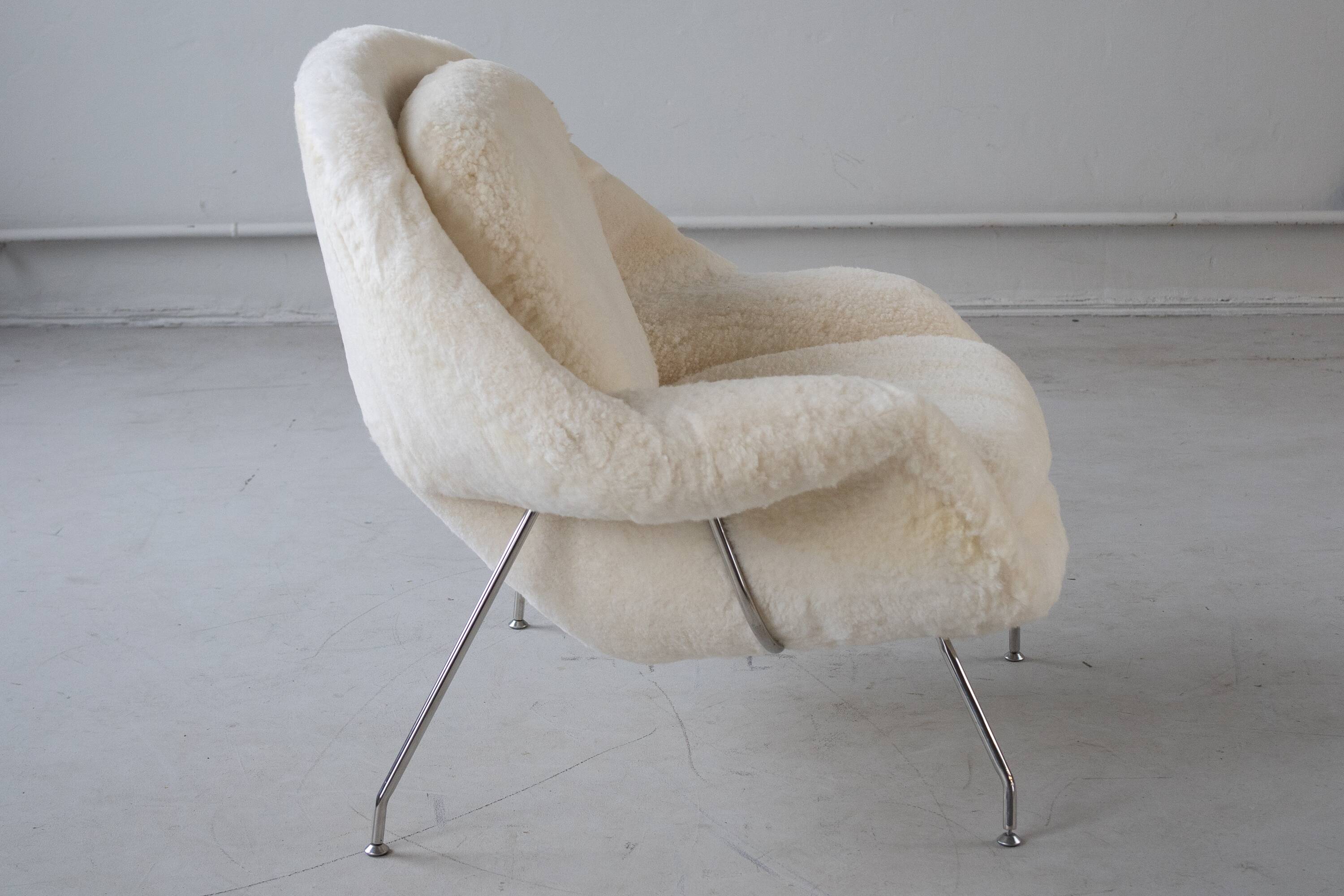 Womb Chair and Ottoman in fluffy white fabric by Eero Saarinen