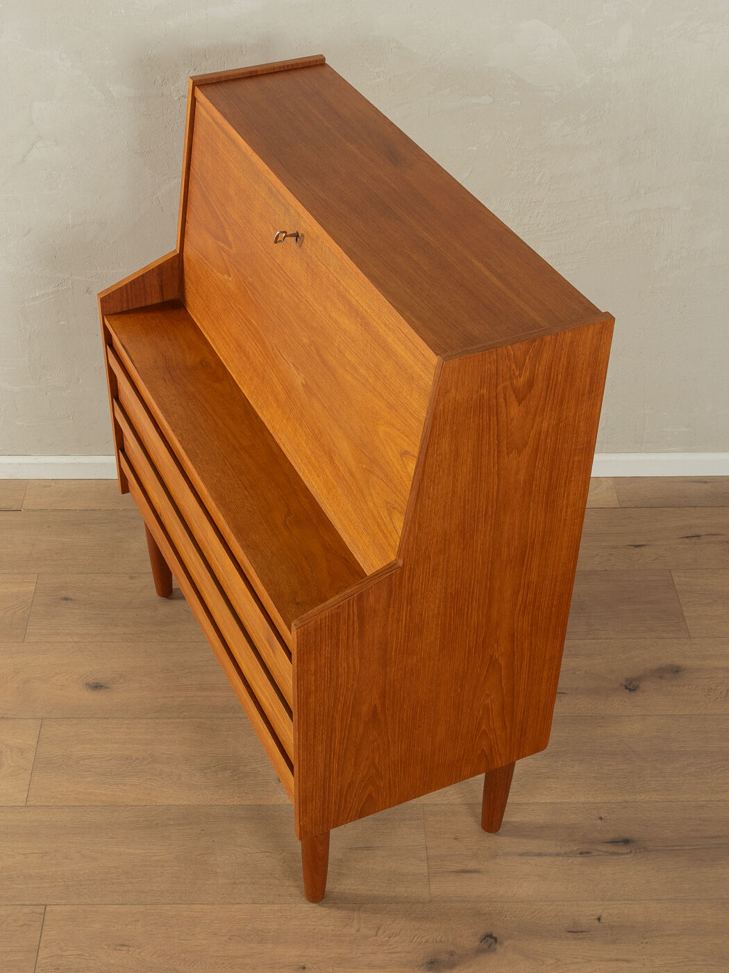1960s bureau, Rooval
