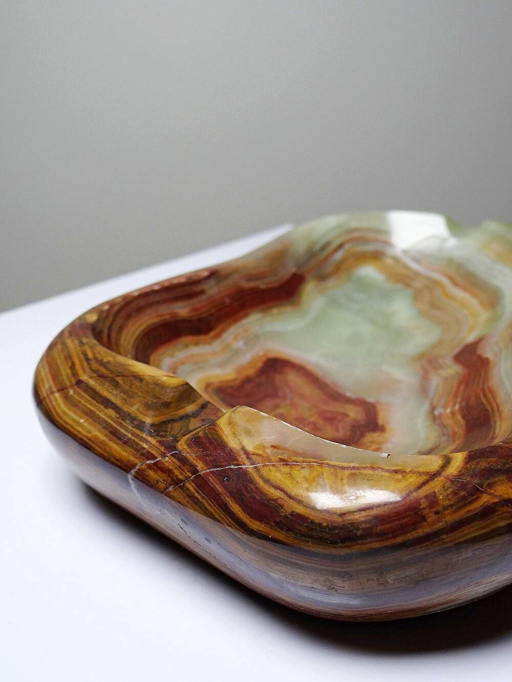 Large green onyx ashtray with free-form bands, vintage Italy, 50s-60s