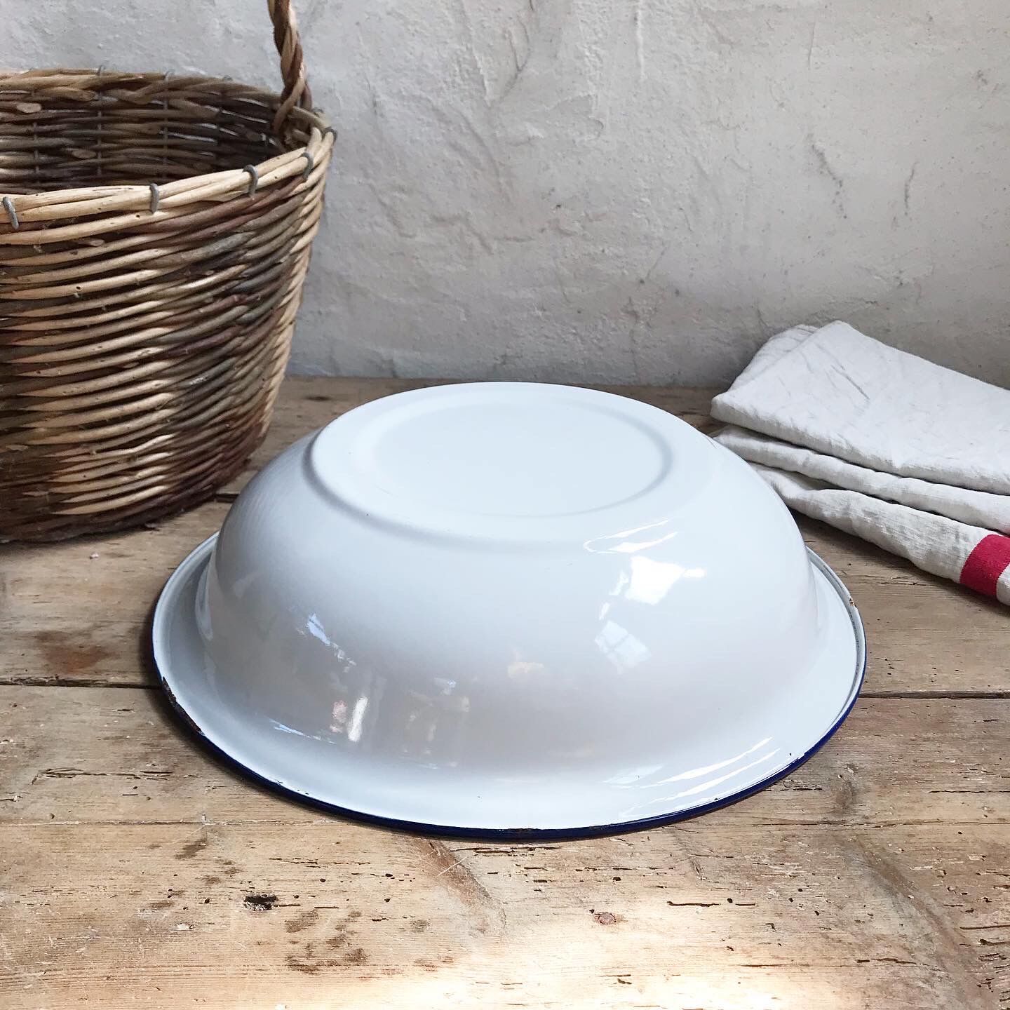 Enamelled sheet metal basin