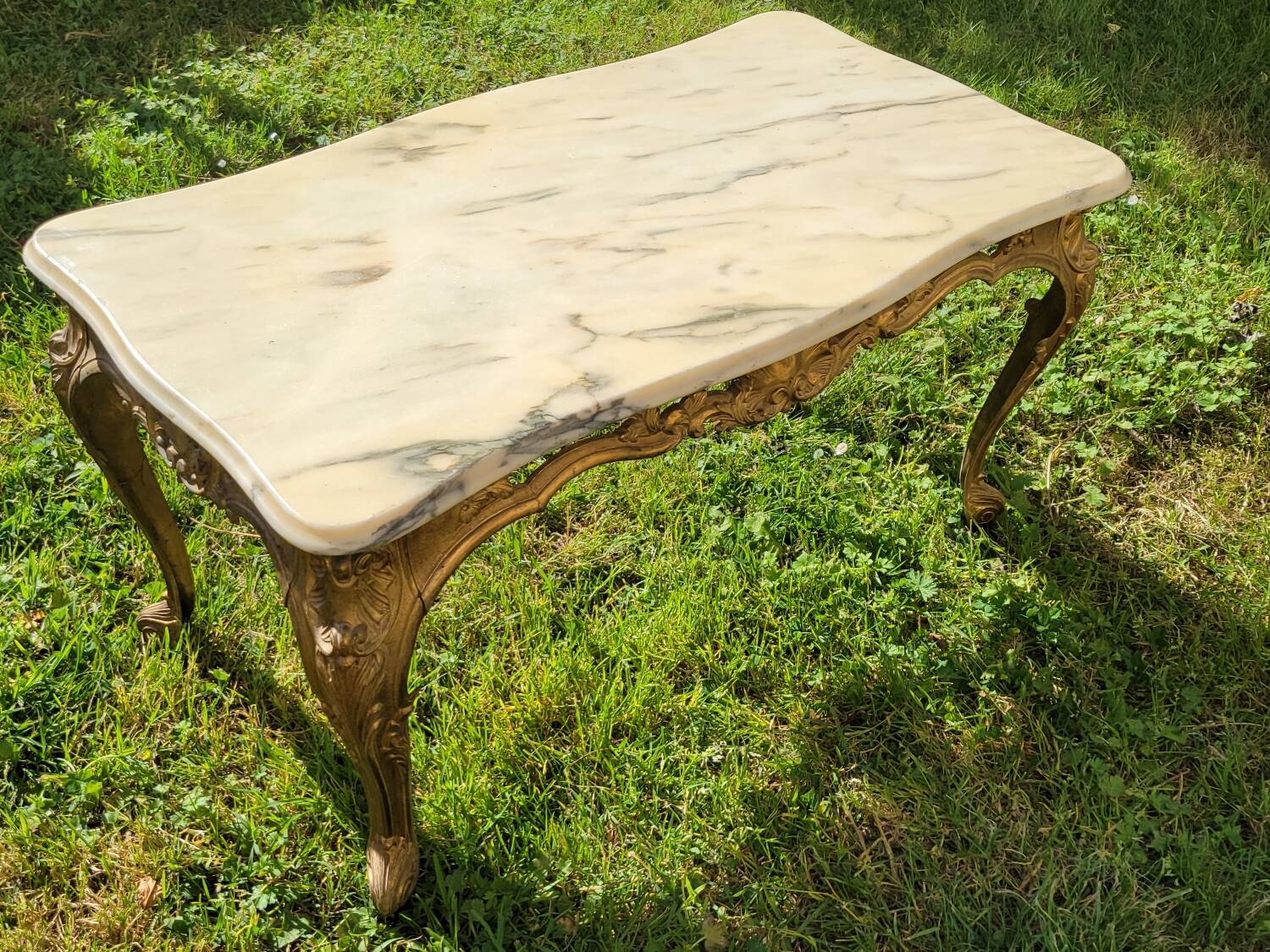 Louis XV coffee table in white Carrara marble with a gilded bronze base.