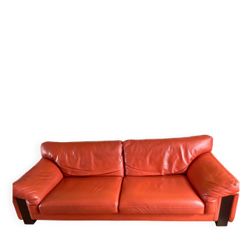 3-seater canapé in tawny leather, Ascot model by Roche Bobois.