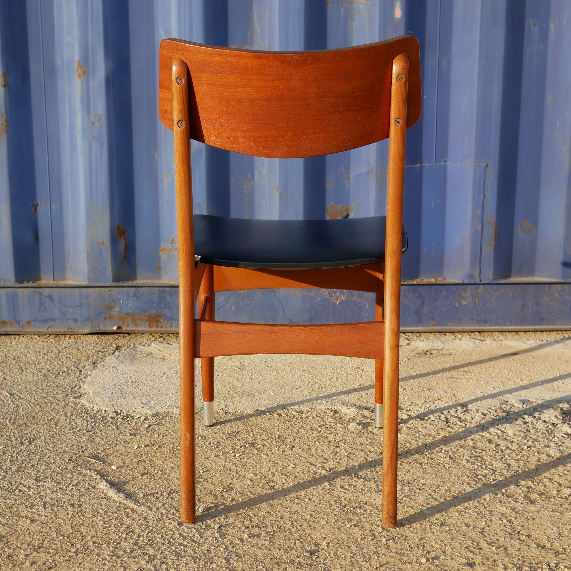 6 scandinavian chairs in wood and black leather