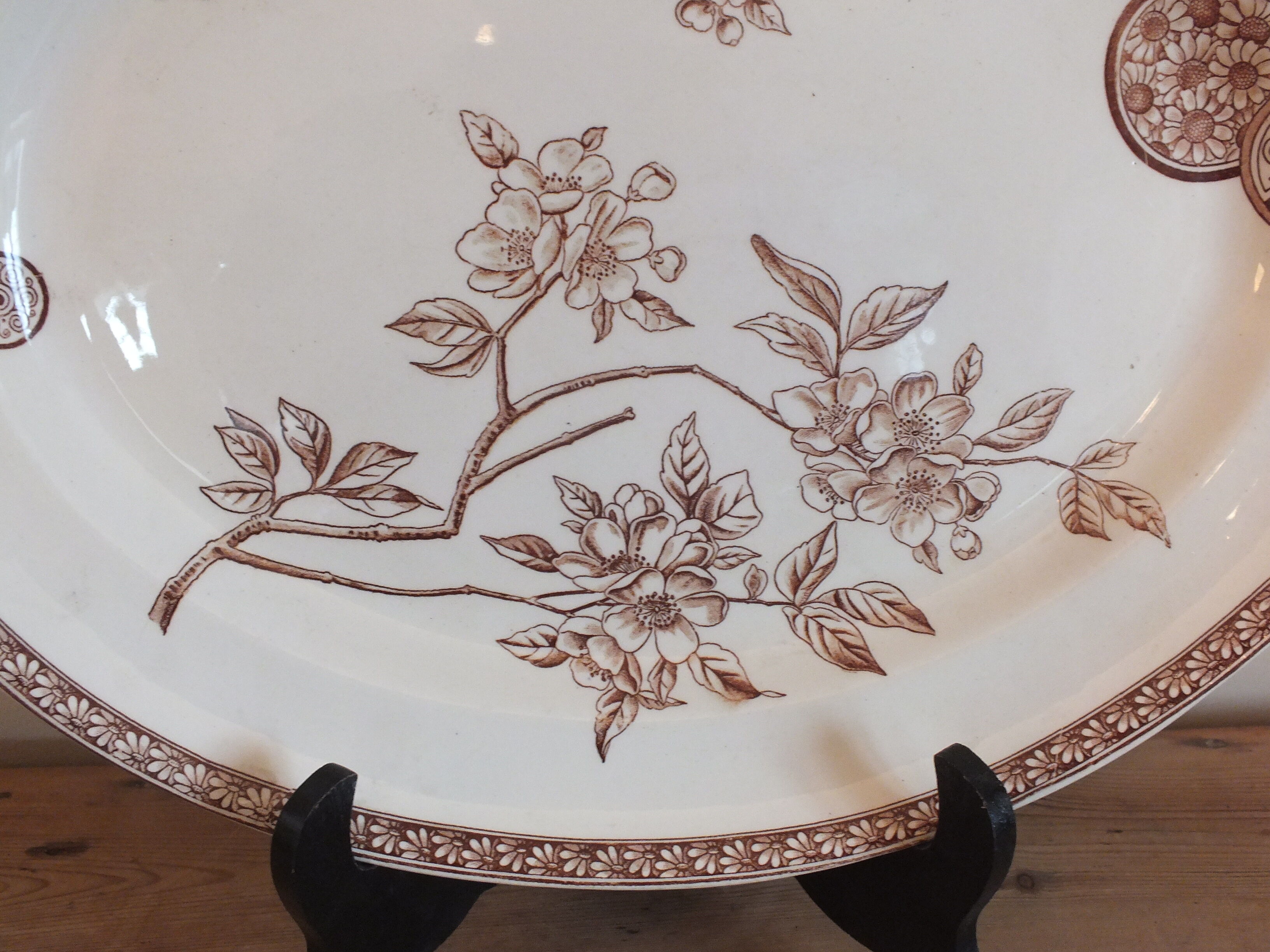 Old dish in Iron Land - Marguerite décor