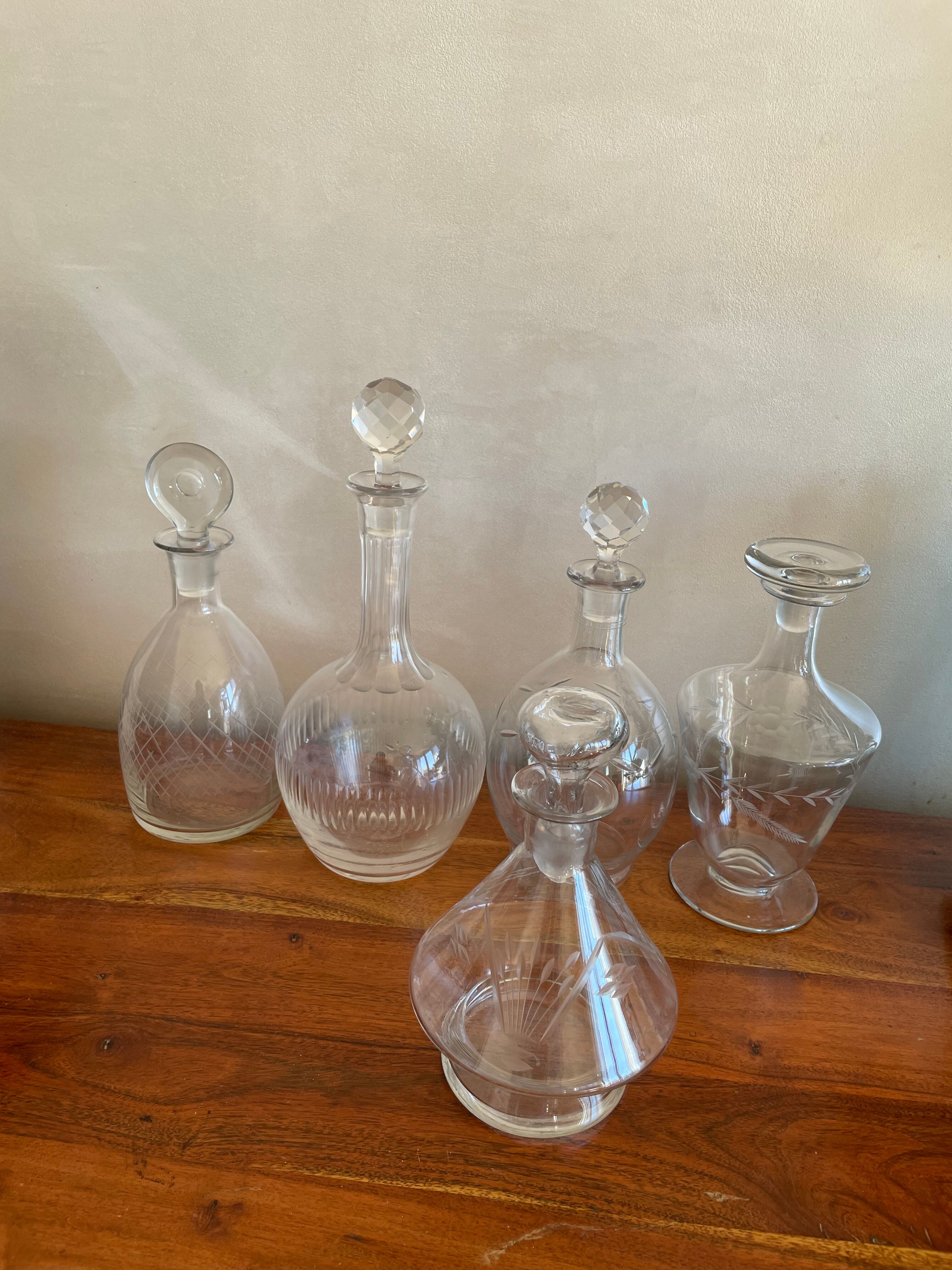 Lot 5 carafes en verre gravé