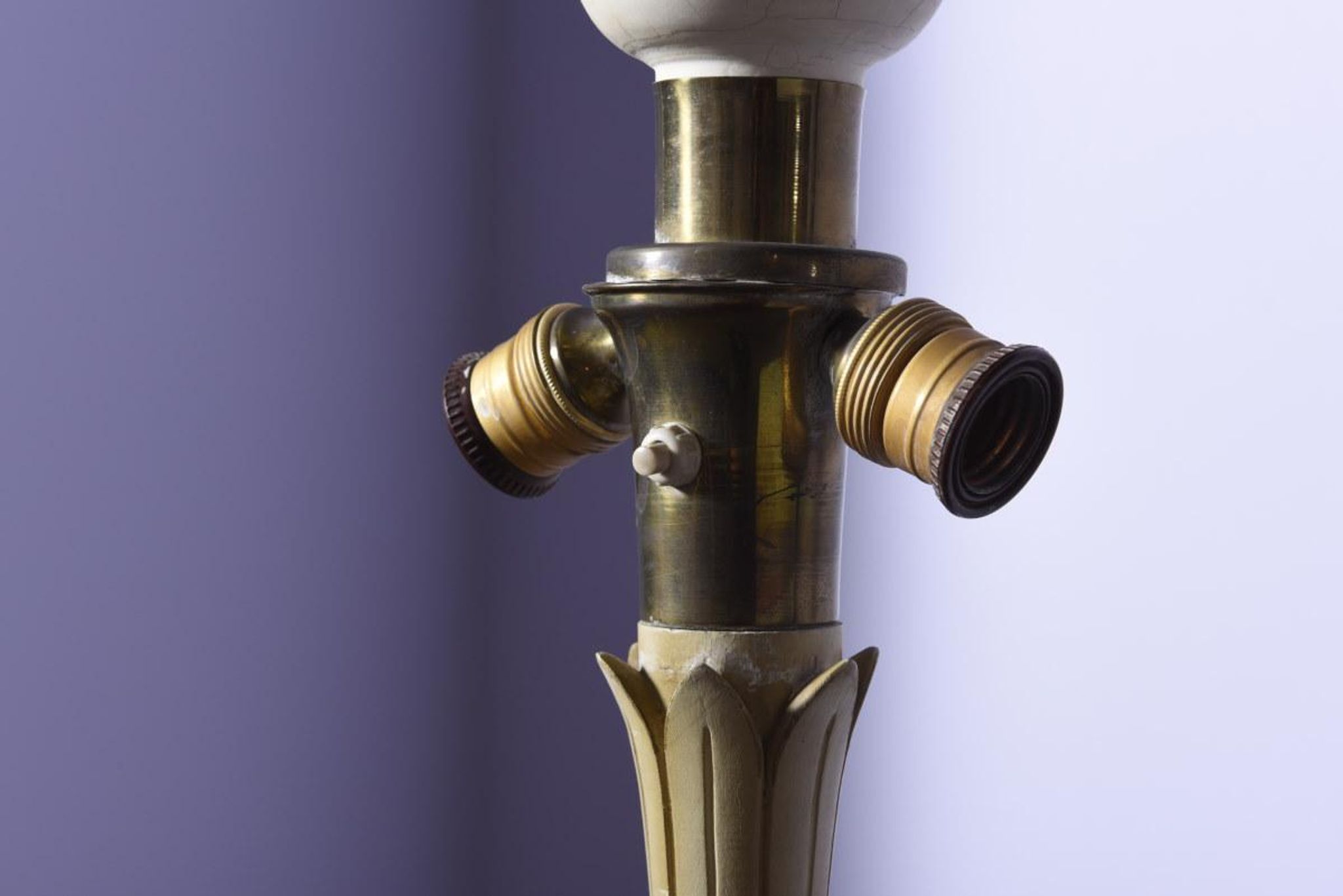 Lampadaire vintage en bois et en laiton Italie