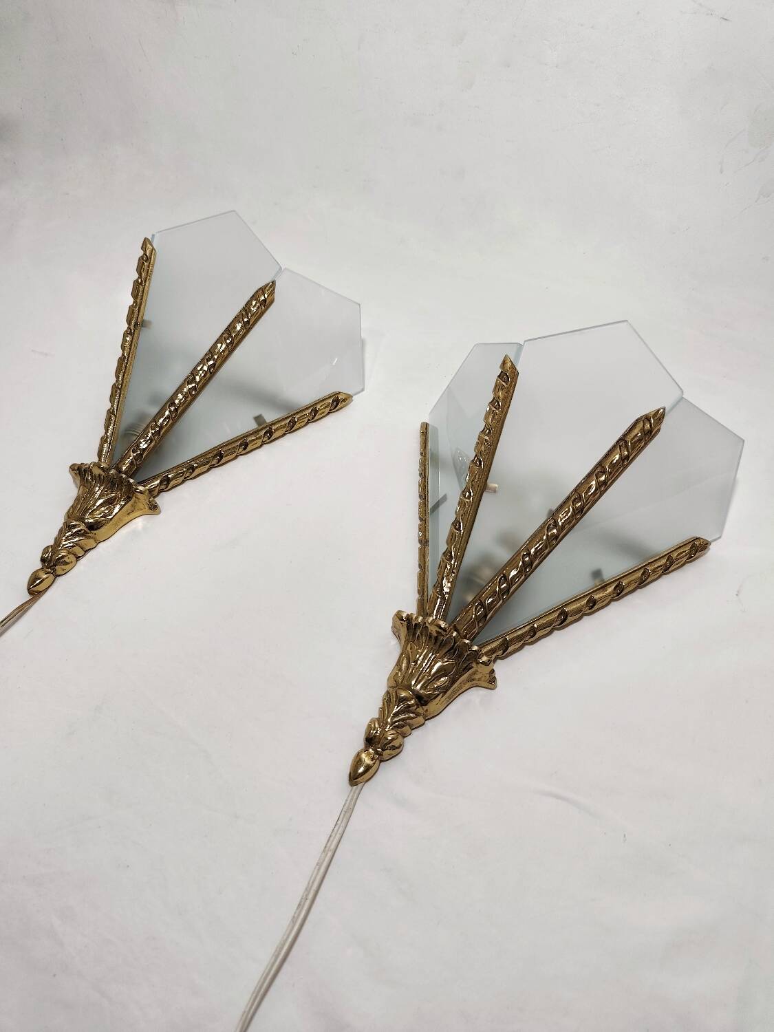 Par de apliques de bronce. España, 1980s.