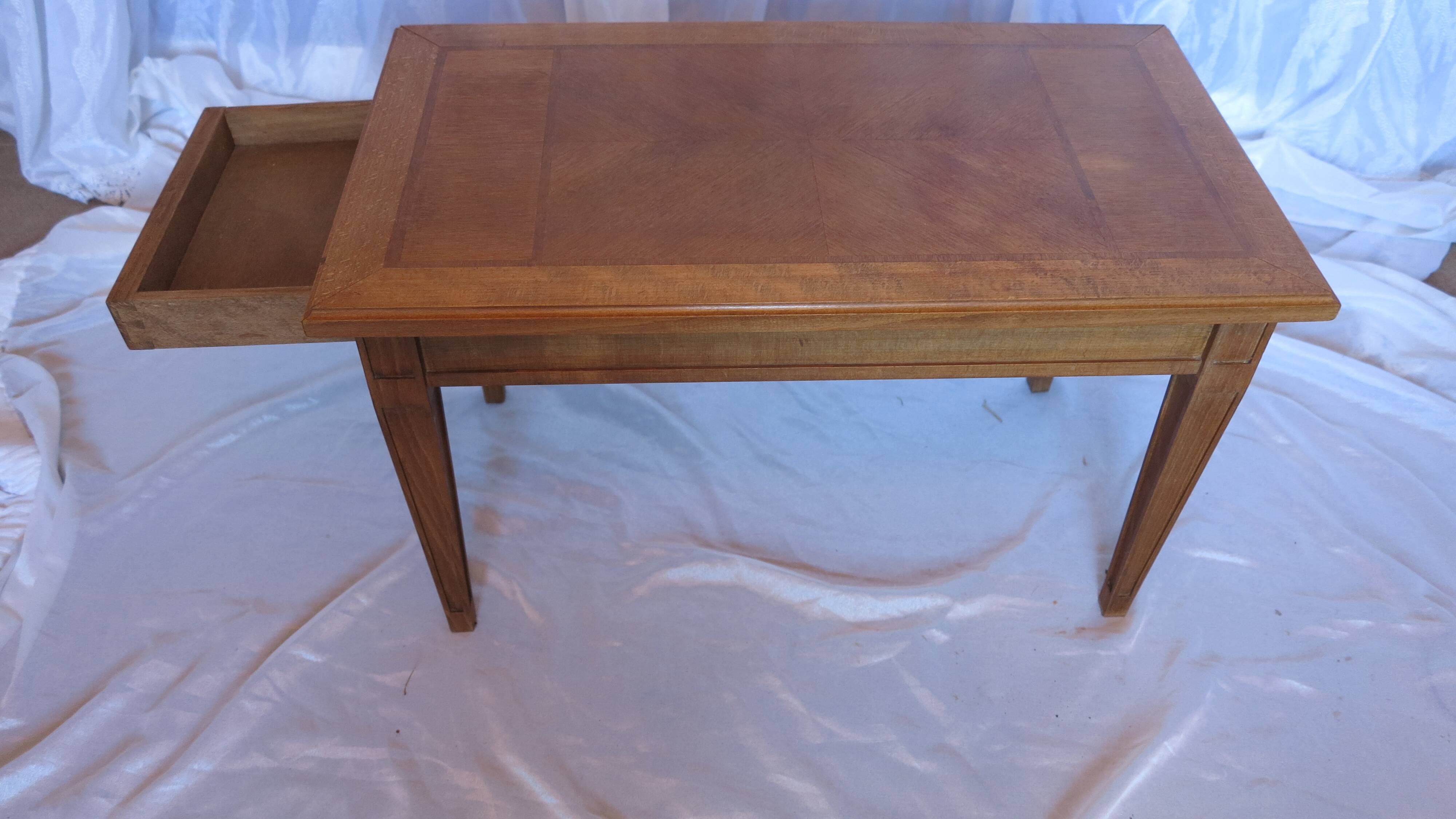 table basse de style Louis XVI bois naturel