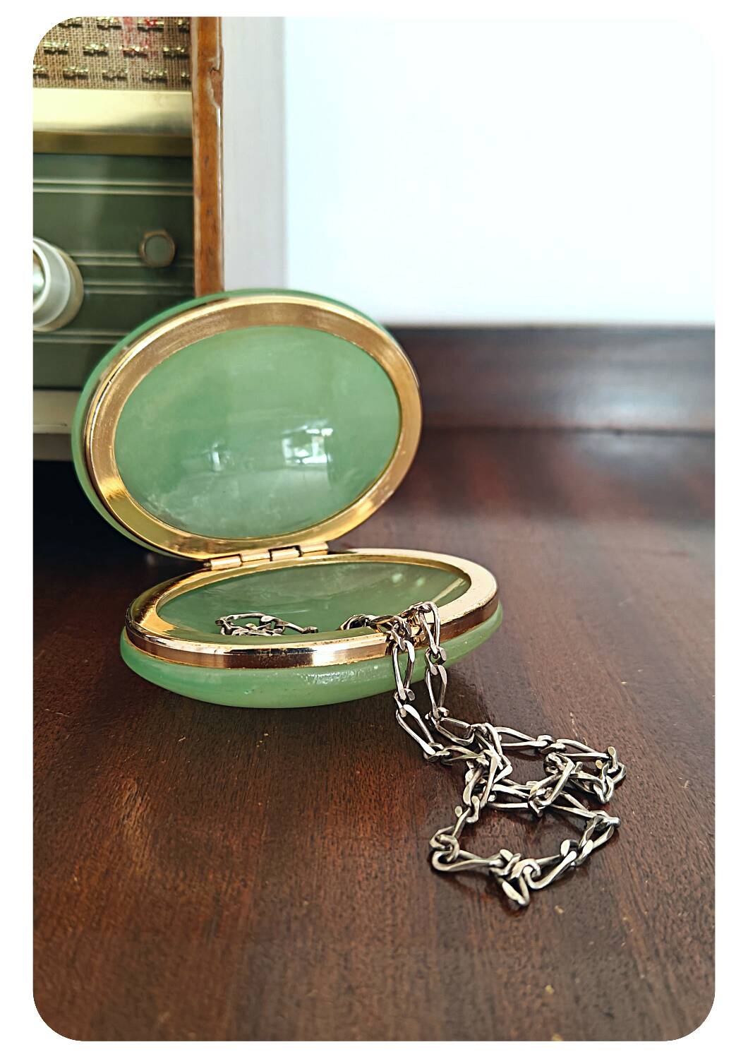Boîte à bijoux italienne en albâtre ovale vert des années 1950