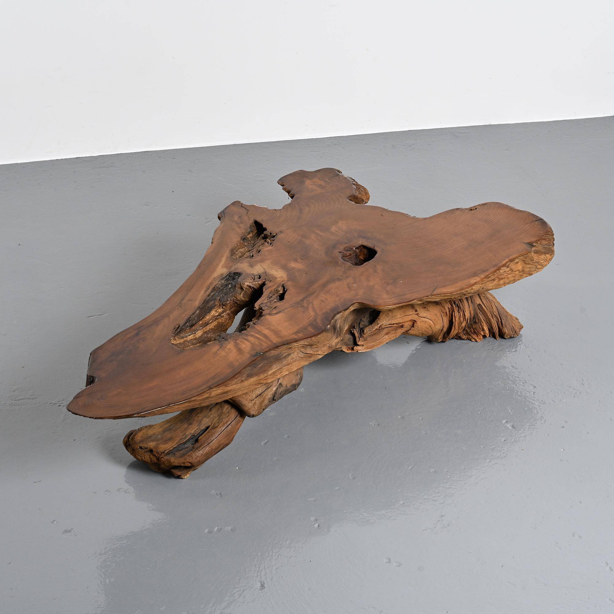 Coffee table made from sequoia root, American craftsmanship, Redwood Park, California, around 1970.