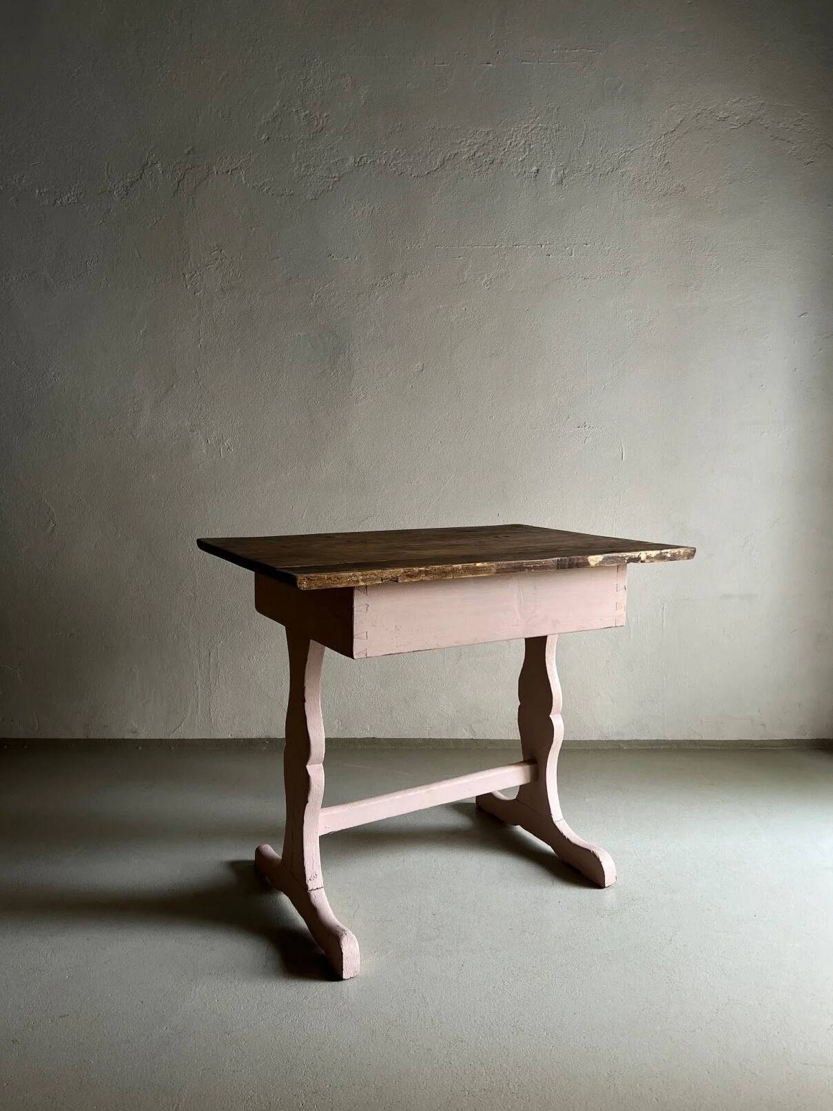 Bureau rustique peint en rose avec plateau marron