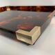 Plateau de service laiton et lucite facon ecaille de tortue