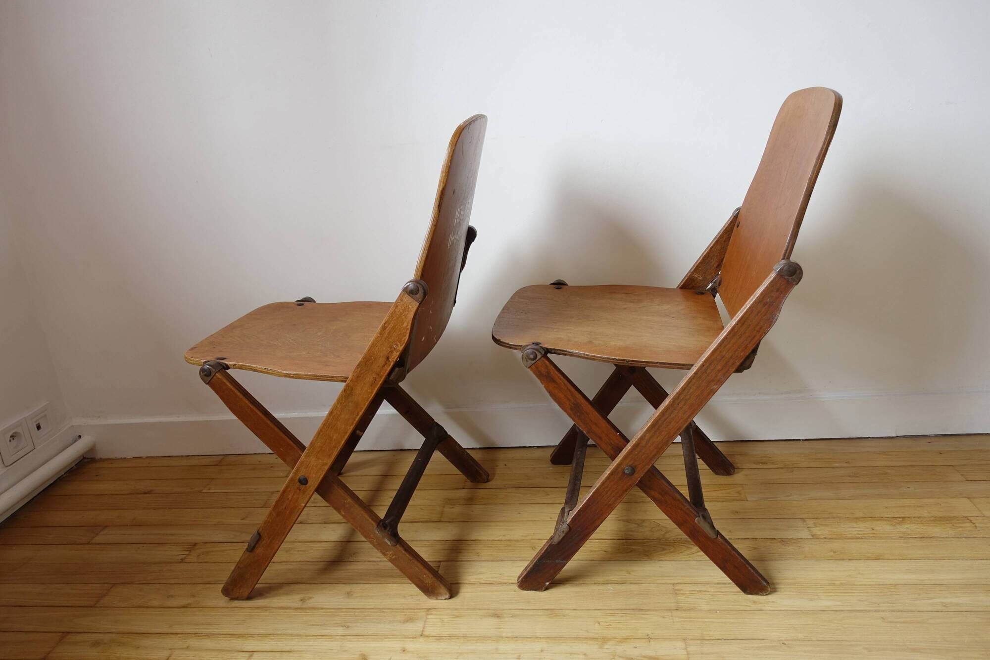Paire de chaises pliantes en bois pliantes US ARMY seconde guerre mondiale