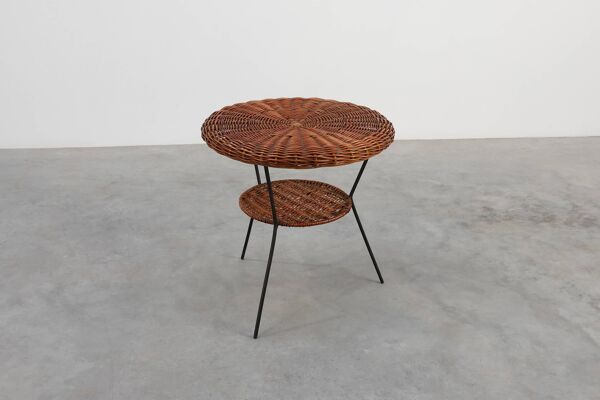 Table basse ronde à deux niveaux en rotin tissé, osier et fer des années 50, Italie