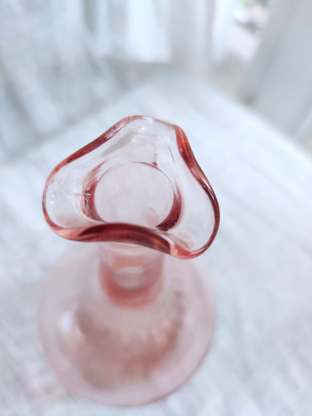 Vase soliflore rose en verre souflé