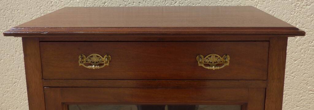 Mahogany veneer display case, opening with a door and a drawer, Louis XVI style - Very good condition
