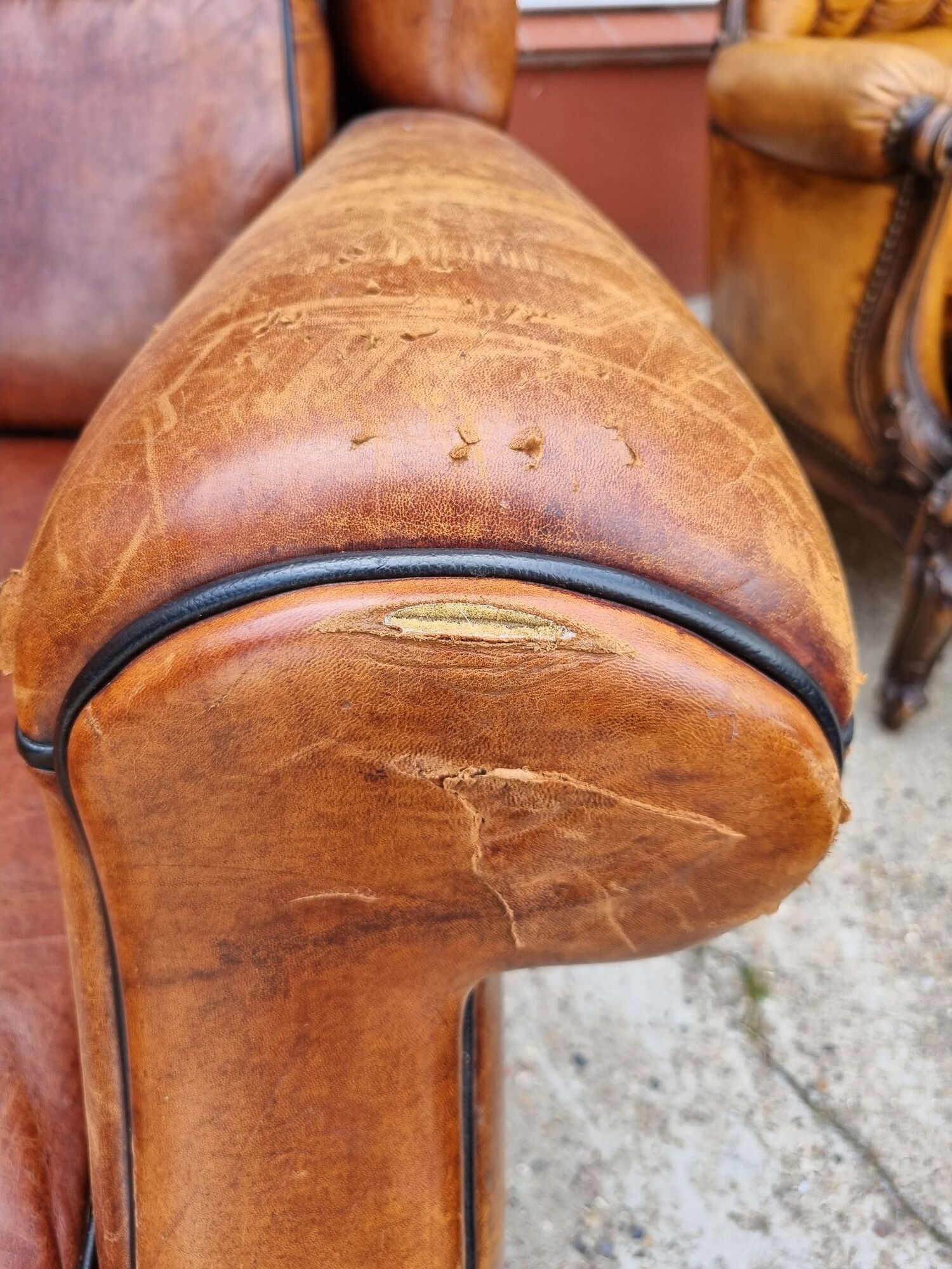 Paire de fauteuils club en cuir des années 1980