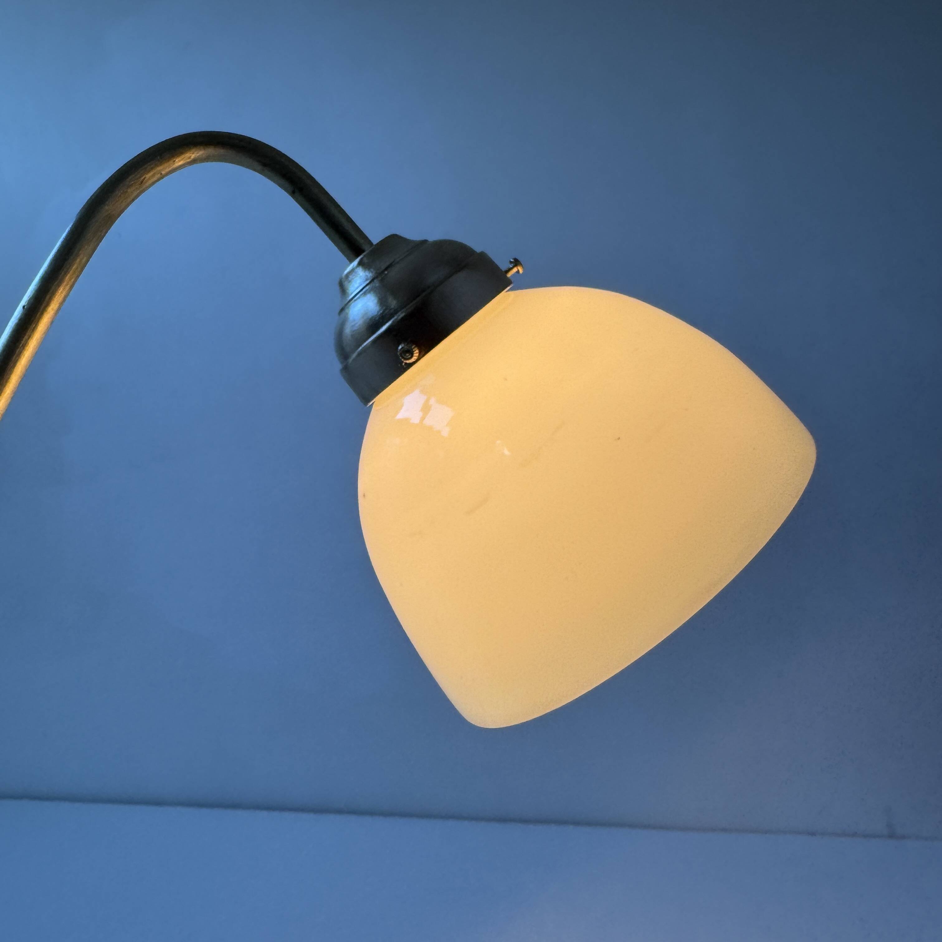 VINTAGE ARTICULATED DESK LAMP IN BRASS AND OPAL GLASS