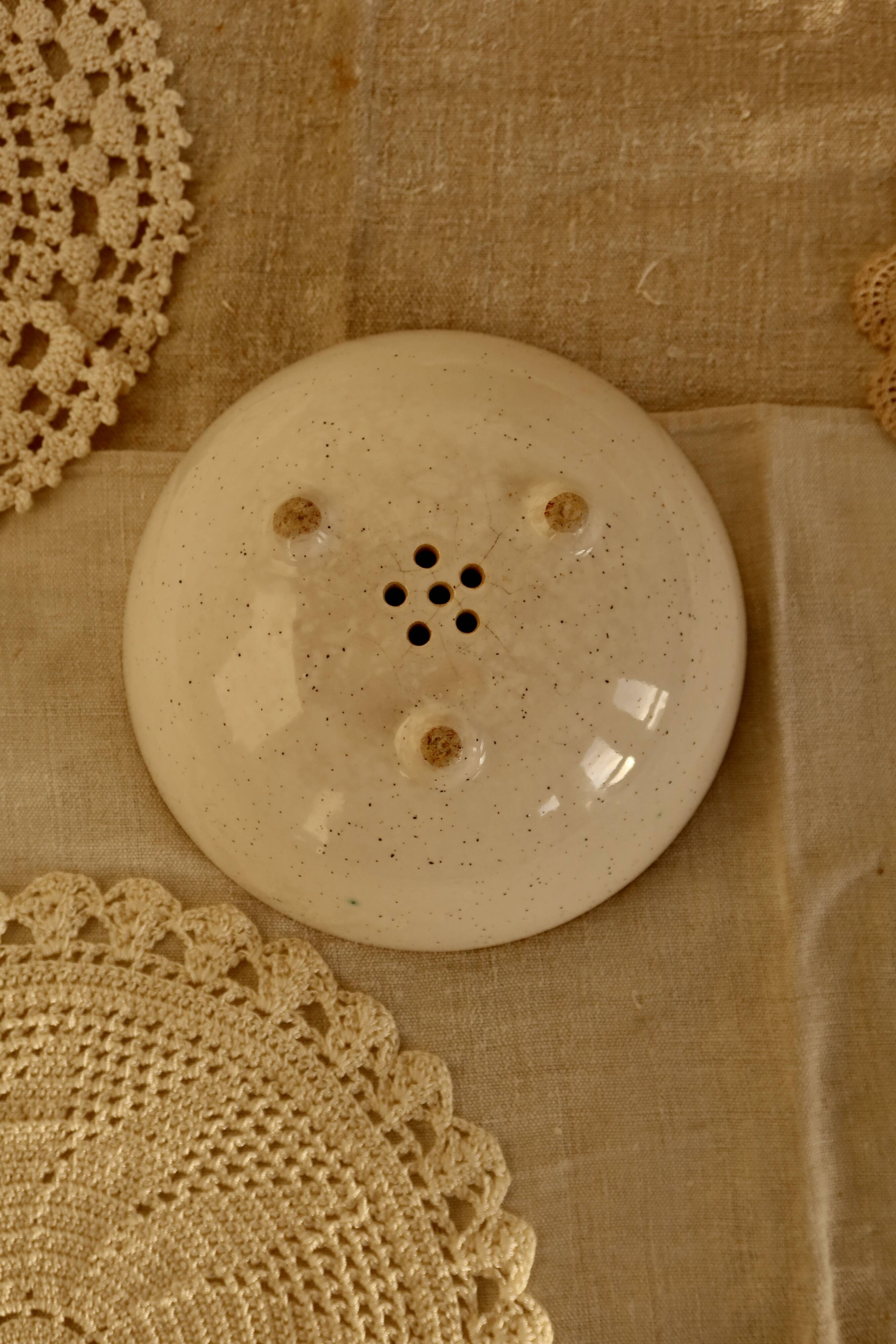 Small vintage ceramic drainer with radish pattern stoneware effect