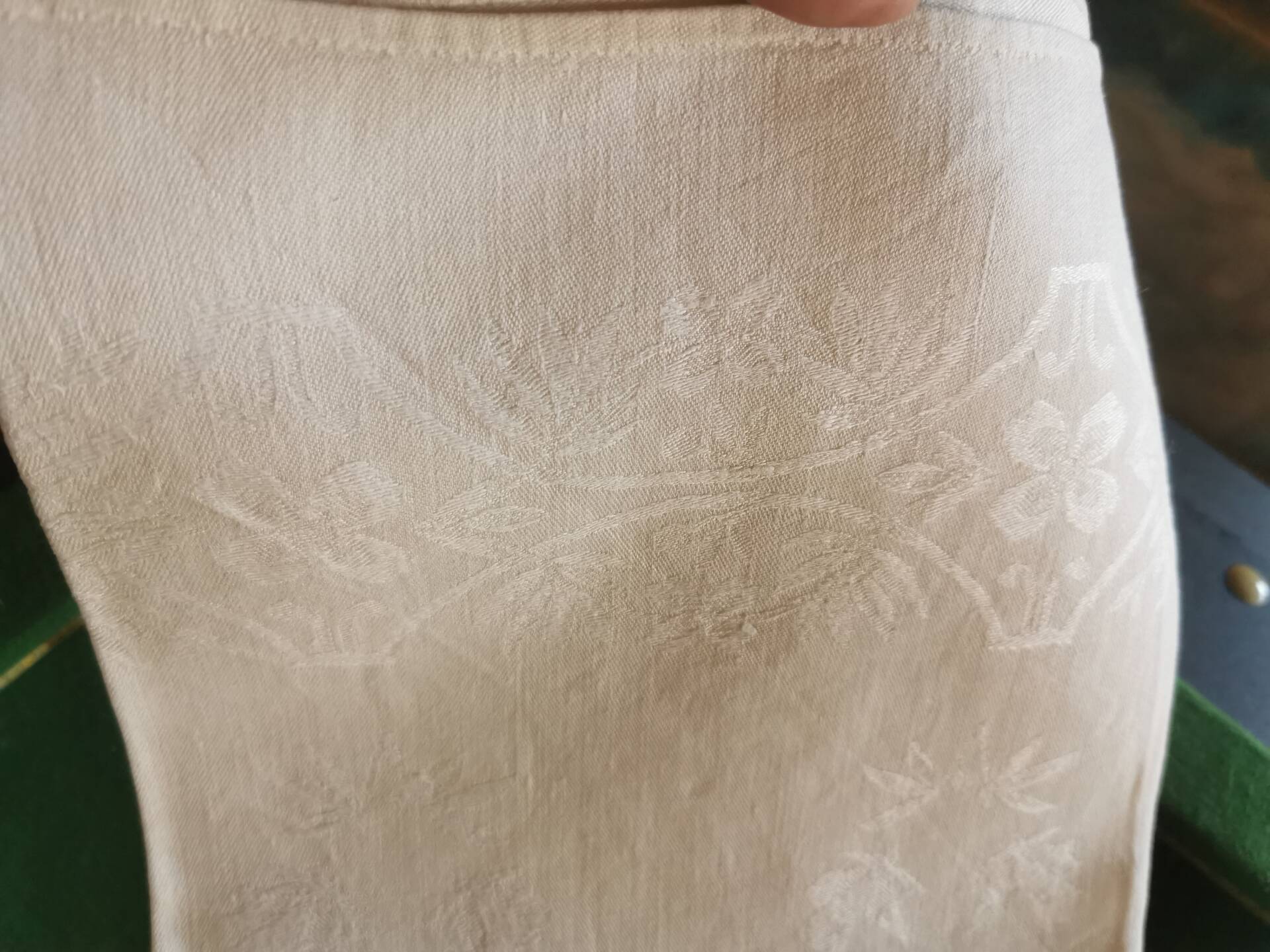 12 damask linen table napkins with an antique silk monogram from the 19th century.