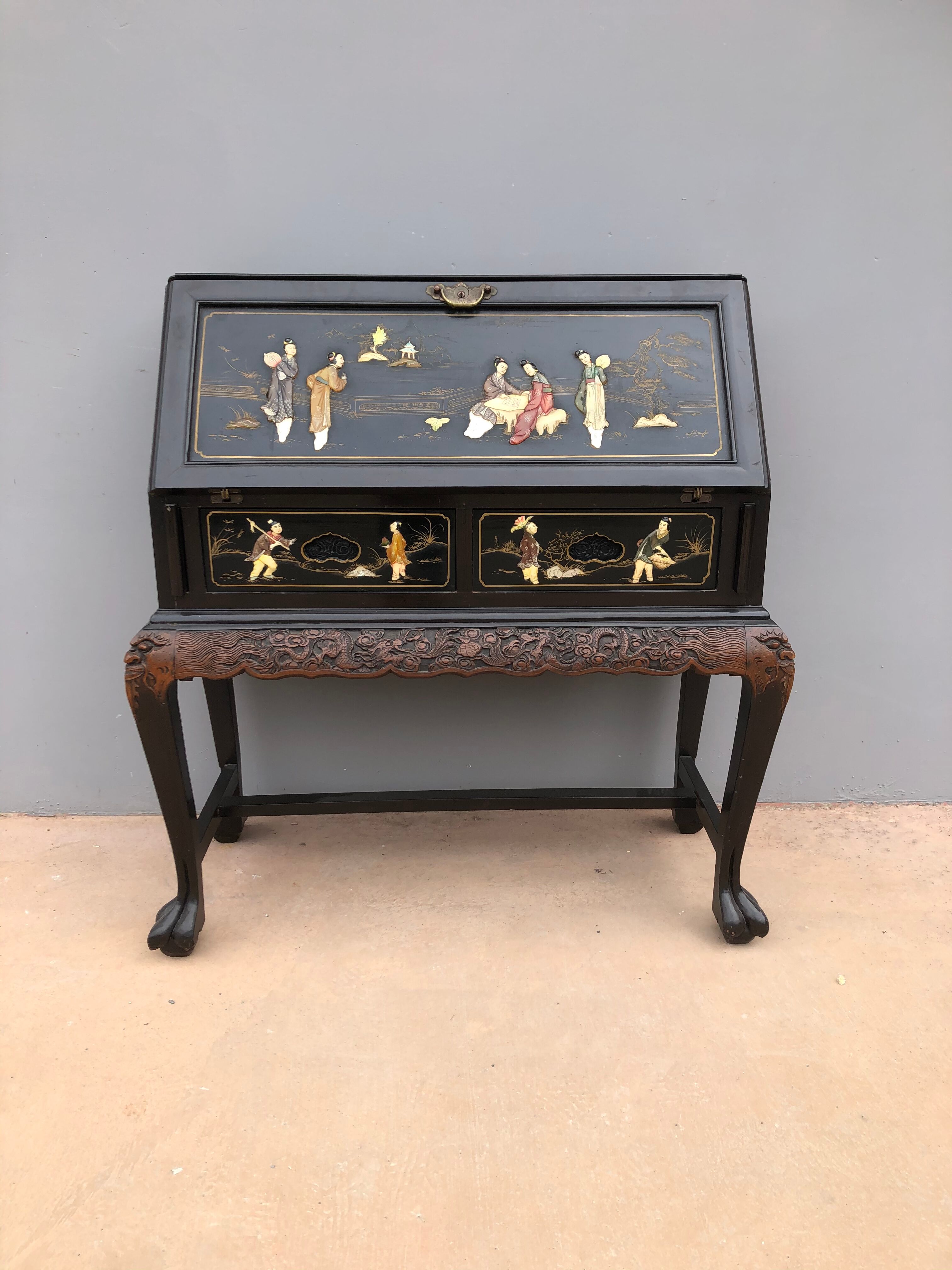 Slope office with asian decorations from the 1950s