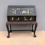 Slope office with asian decorations from the 1950s