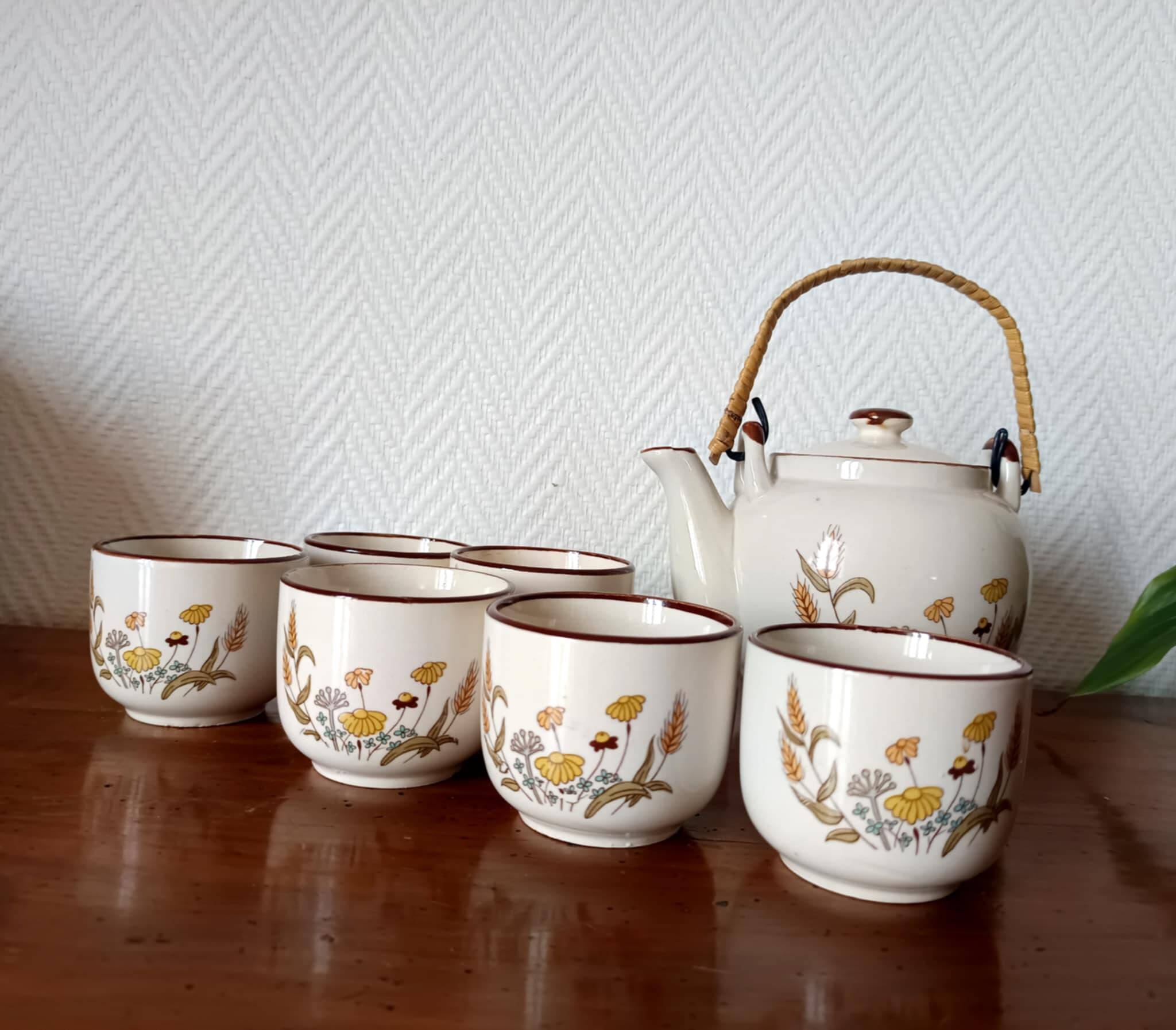 Asian tea service with flowers 1970