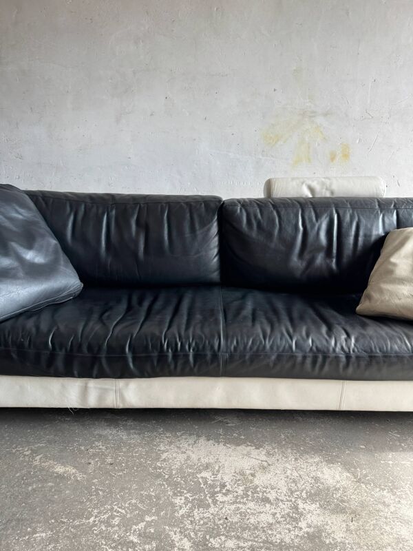 Canapé 2 places en cuir BnB Italia Sity — assise noire et base en cuir blanc