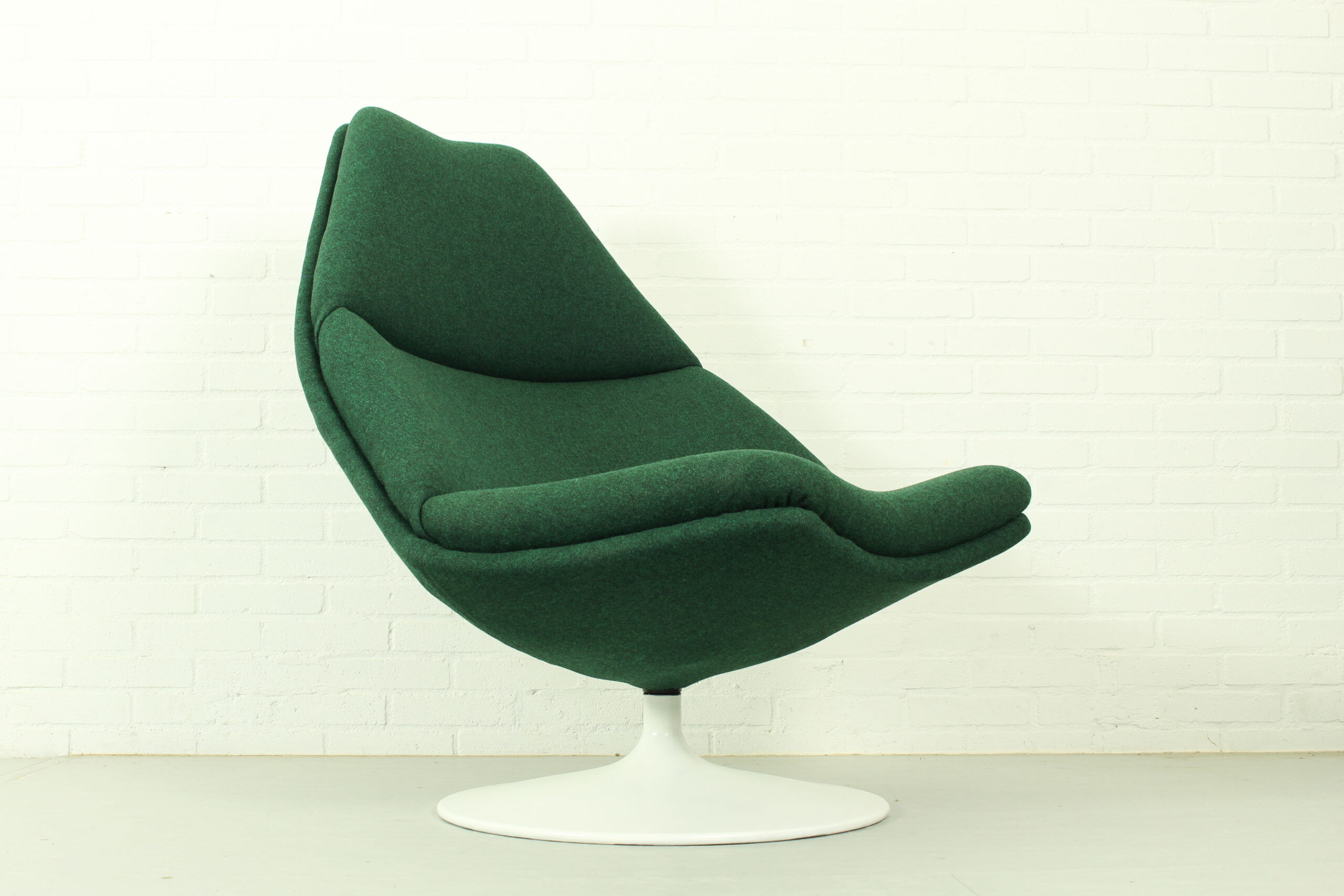 Artifort F510 lounge chair by Geoffrey Harcourt