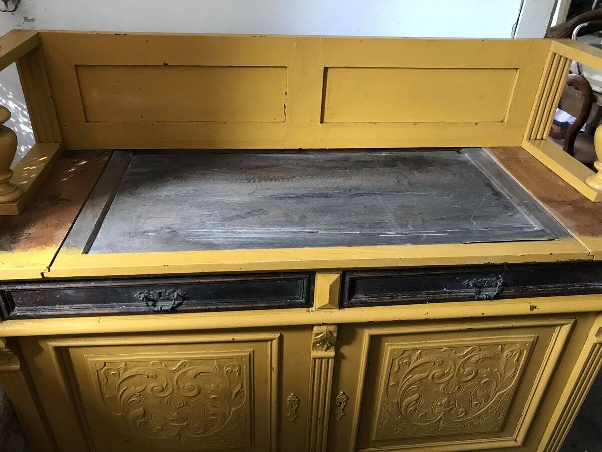 Armoire en pin peinte ocre jaune paille - meuble d'époque 1890-1919, style antique