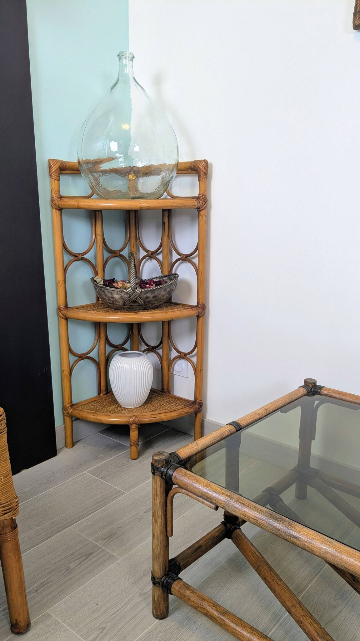 Vintage rattan corner shelf – Natural elegance and airy lines