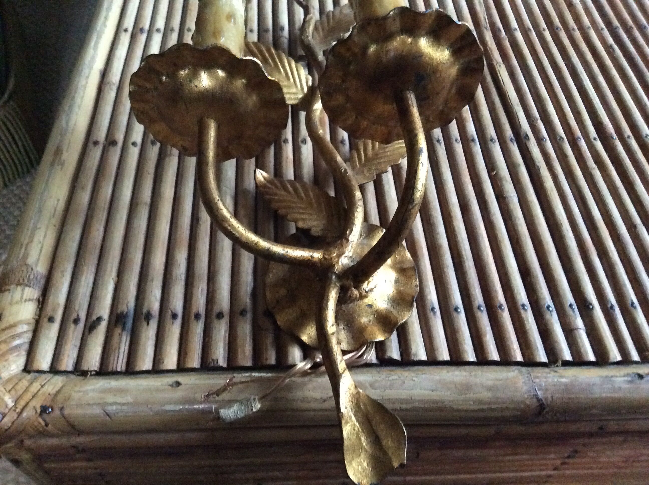 Wall lamp in gold metal