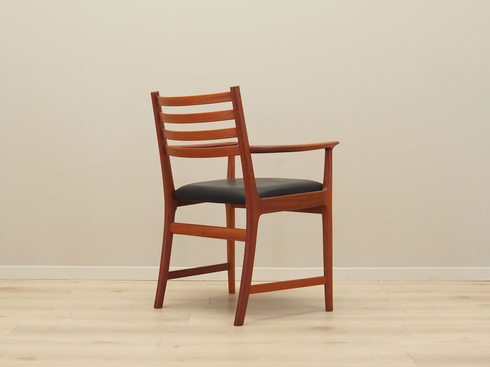 Chaise en teck design danois années 1970 production: Danemark